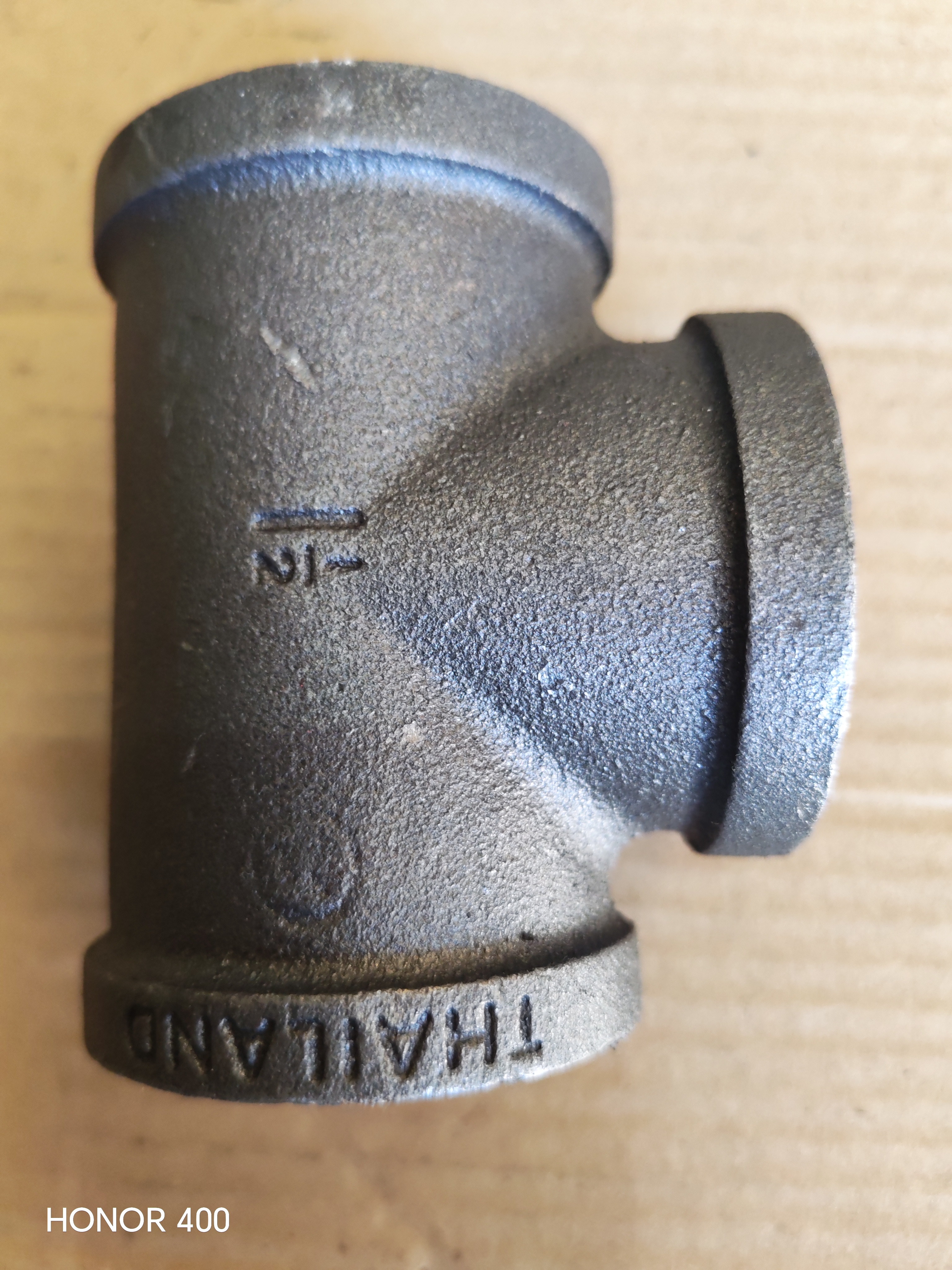 TEE THREADED BLACK 1 1/2 '