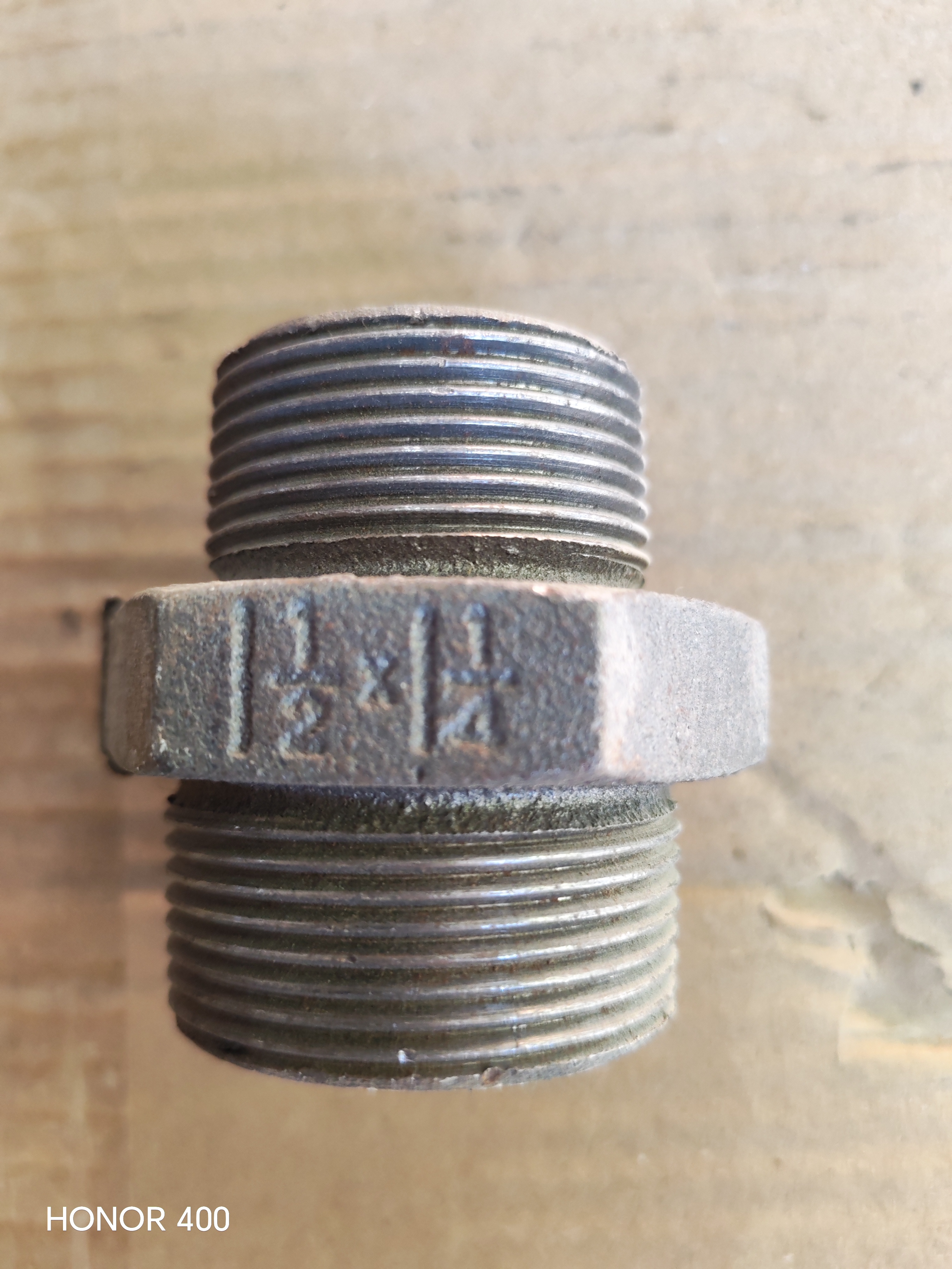 NIPPEL REDUCER THREADED BLACK 1 1/2' X 1 1/4'